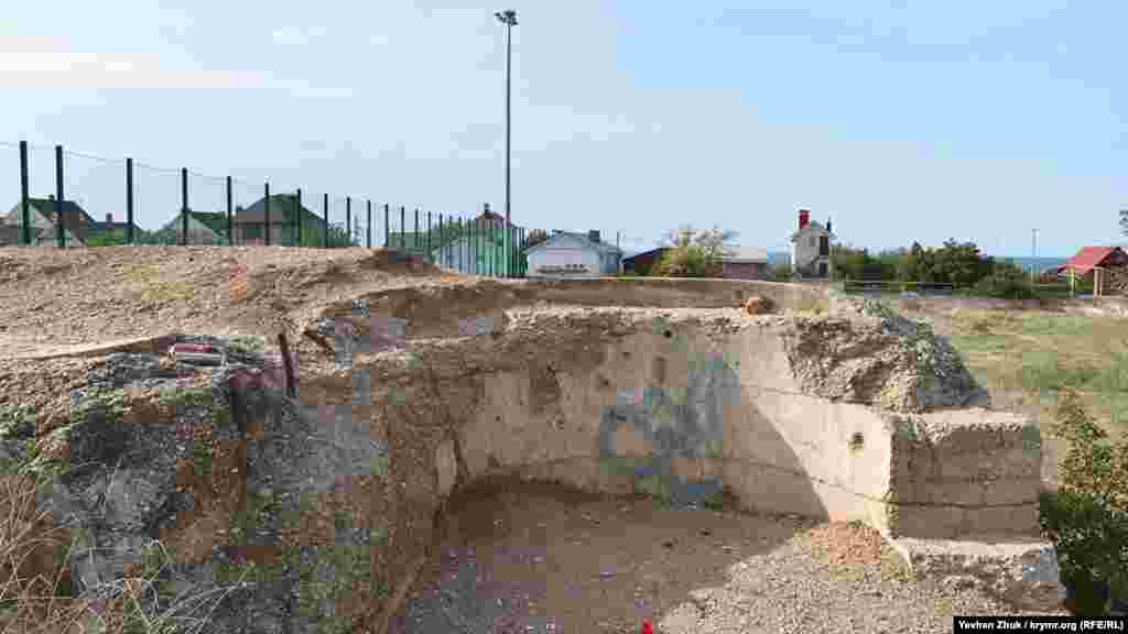 Остатки дальномерного павильона системы Прищепенко на правом фланге  