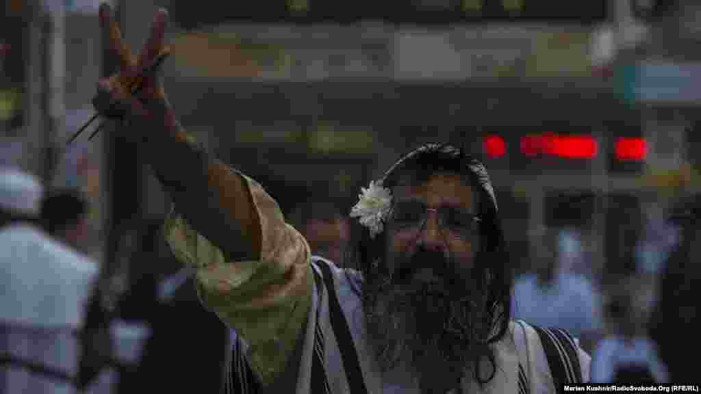 Хасид-хіппі вітає Радіо Свобода в Умані. Цигарку він тримає азійськими паличками для їжі – щоб не підпалити власну бороду