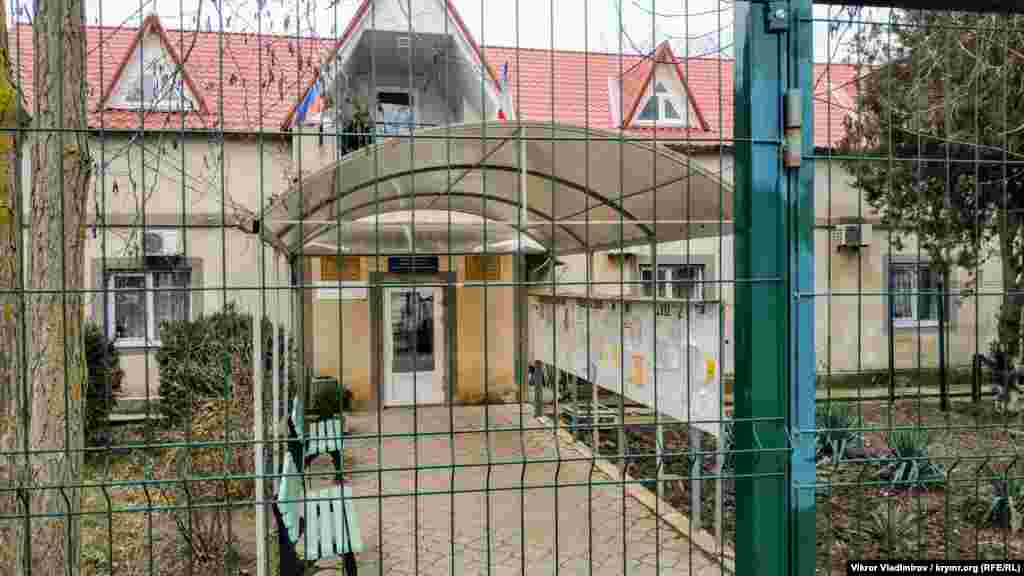 Площадь Николаевки – 546 гектаров, население – около 2800 жителей. На фото –администрация поселка