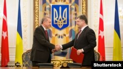Президент України Петро Порошенко (праворуч) під час зустрічі з президентом Туреччини Реджепом Ердоганом у Києві. Березень 2015 року
(©Shutterstock)