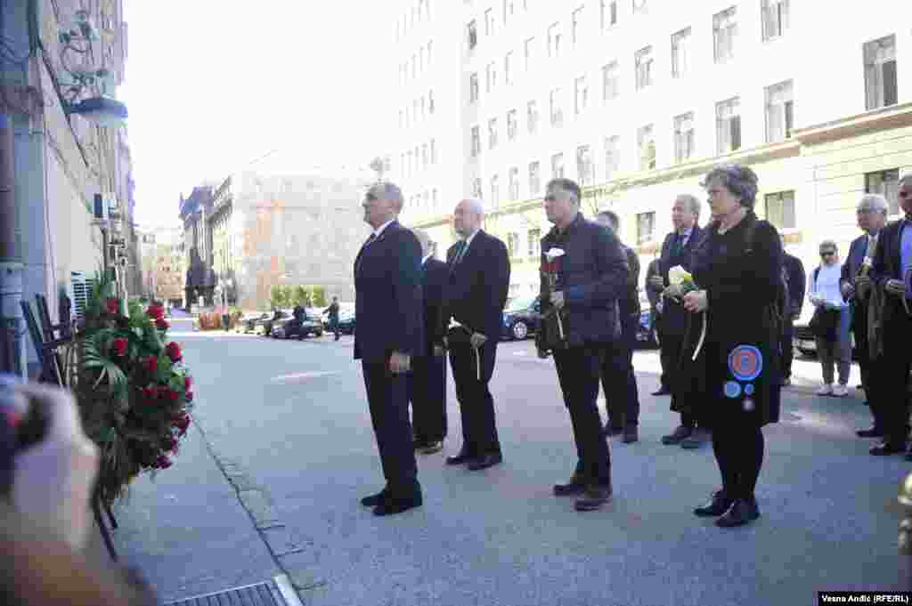 Zoran Živković koji je nakon atentata na Zorana Đinđića postao premijer Srbije, u dvorištvu Vlade je položio venac ispred članova Đinđićevog kabineta. "Da je Đinđić živ, bili bismo u EU", rekao je Živković.