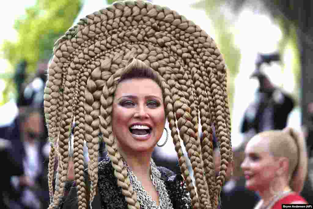 Российская телеведущая Елена Ленина появилась на красной дорожке Каннского кинофестиваля в «кокошнике» из волос