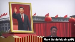 Величезні портрети президента Китаю Сі Цзіньпіна під час параду з нагоди 70-ї річниці заснування комуністичного Китаю. Пекін, Китай. 1 жовтня 2019 року