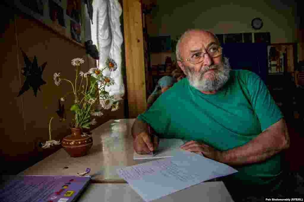 Александр Кудрявцев пишет прошение об обучении своей дочери дома. 