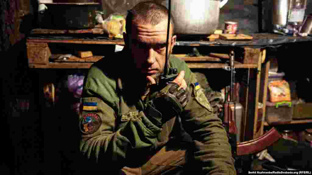 За якусь мить російські сили знову розпочали обстріл. «Одуванчику» довелося перервати бесіду і командувати боєм