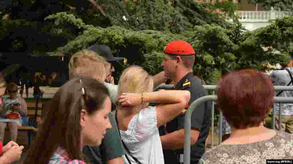 Представитель российской полиции объясняет, про проход на трибуны для просмотра парада – только по пропускам