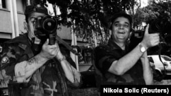 Glavaš (desno) i njegov kolega poziraju s protuzračnim projektilima Osijeku, kolovoza 1991. godine.