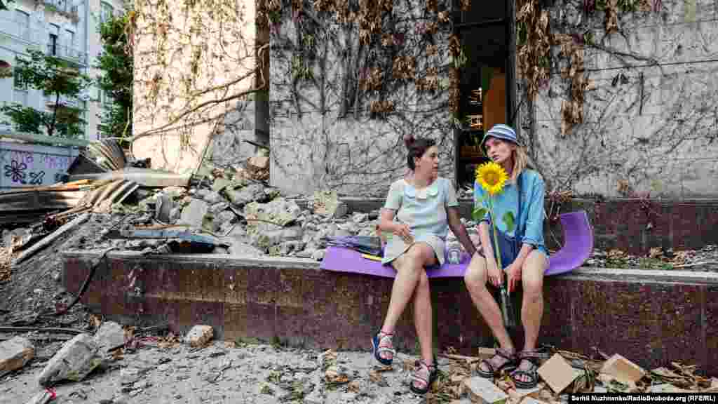 Люди на акції протесту «Квіти України» у Києві 12 липня. Активісти виступали проти знесення будівлі пізньорадянського модерну, розташованої на вулиці Січових Стрільців, 49