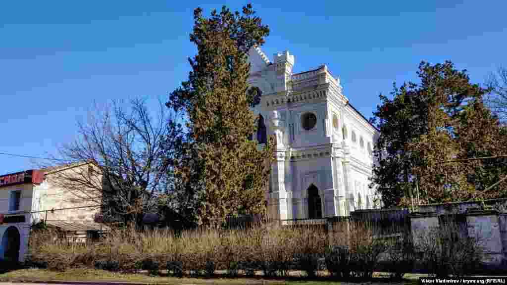 Главная достопримечательность улицы – караимская кенасса, привлекающая своей красотой и архитектурой. Ее строили в течение 1891-1896 годов на средства верующих рядом со старым зданием кенассы, в котором не помещались все прихожане. С середины 30-х годов прошлого столетия внутри здания размещалась радиостанция Крымской гостелерадиокомпании. В 2014-м году культовое учреждение возвратили караимам, а затем отреставрировали