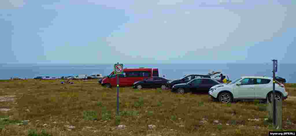 Пляж «Чаша любви» – едва ли не самый многолюдный, да еще и экстремальный для взрослых и детей на всем Тарханкуте