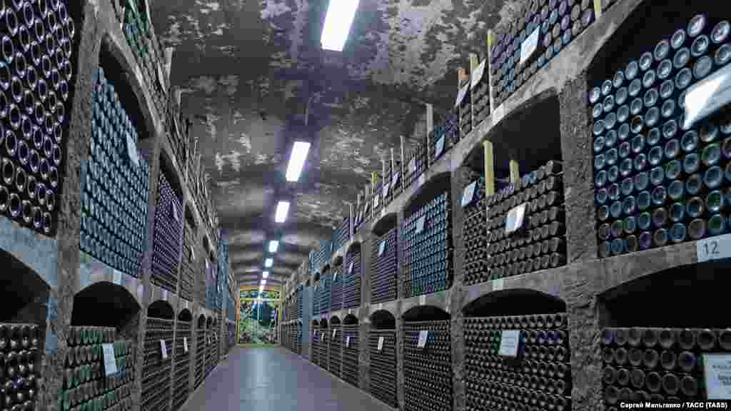 Подвал винзавода «Массандра», где хранятся и выдерживаются коллекции вин