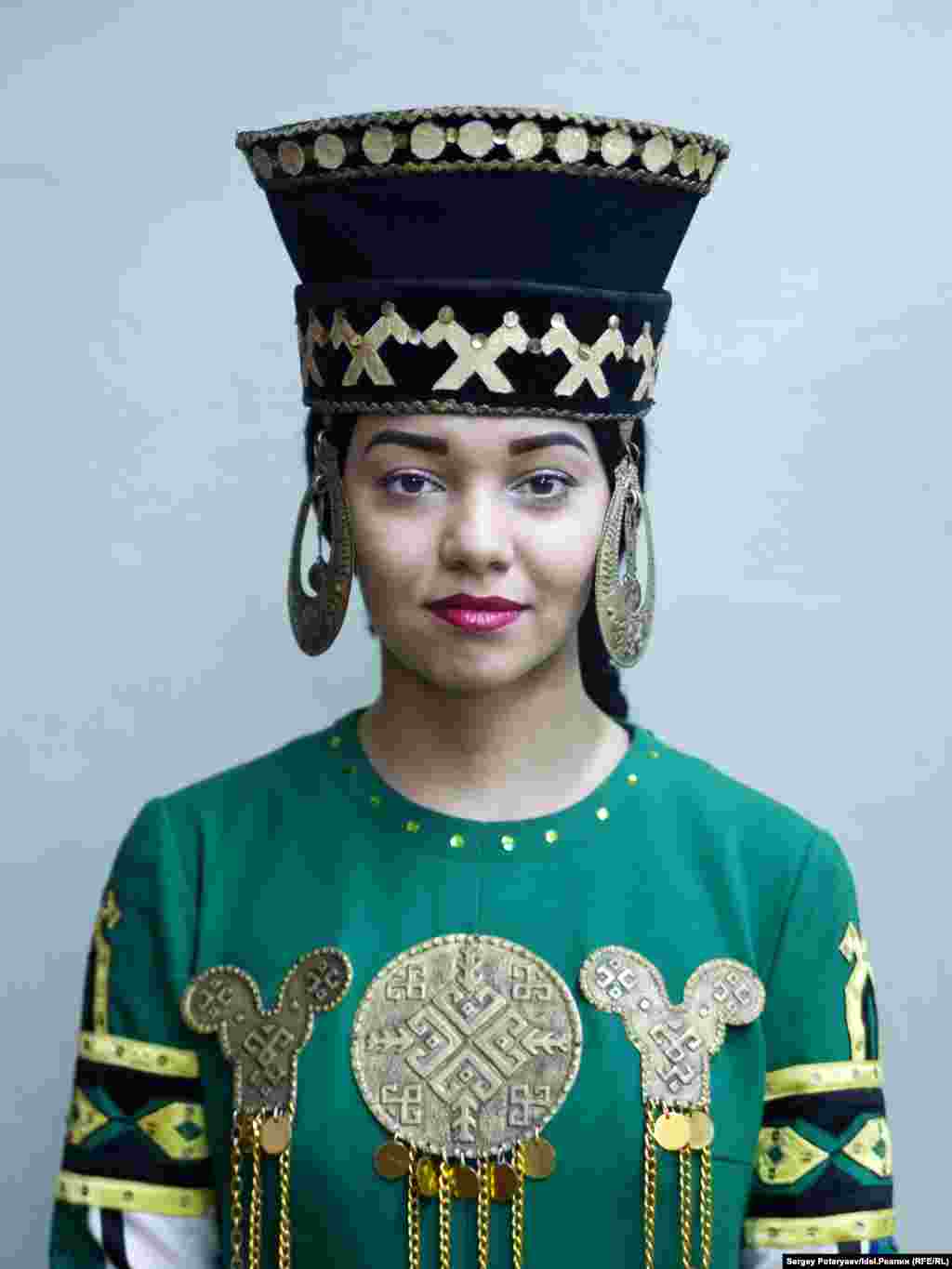 Ивайкова Катя, 22 года, танцовщица. "У меня папа мари, а мама русская, и семья более православная, чем обычно бывает в Марий Эл. Лично себя марийкой не ощущаю, не знаю языка. Как по мне, так настоящии марийцы остались только в деревнях. Хотя вот связь с природой осталась. Иногда хочется взять и уйти медитировать в лес. В городе порой перед сном включаю звуки леса".