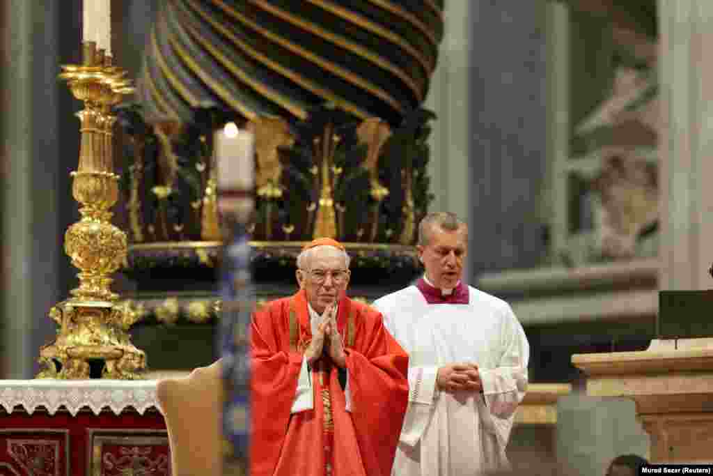Декан Колегії кардиналів, кардинал Джованні Баттіста Ре проводить святу месу, яку відправляють з нагоди обрання нового папи, у базиліці Святого Петра у Ватикані