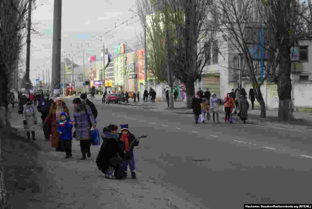 Під час навчальної «повітряної тривоги» на торговельній алеї в Херсоні, 7 люди 2015 року