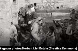 Для крымских татар вода имела сакральное значение. Крым, 1943 год