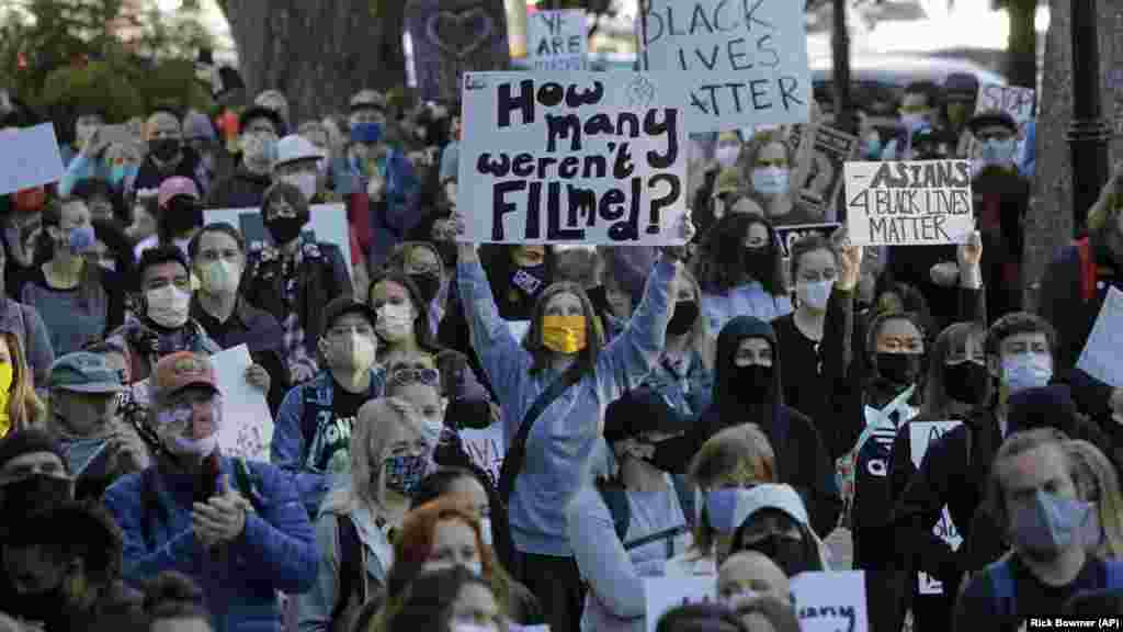 Гучно скандуючи гасла: &laquo;Без справедливості немає миру&raquo; та &laquo;Чорне життя має значення&raquo;, кілька тисяч людей згуртувалися на Вашингтонській площі в центрі Солт-Лейк-Сіті в середу вранці, закликаючи припинити жорстокість в рядах поліції. Солт-Лейк-Сіті. 10 червня 2020 року