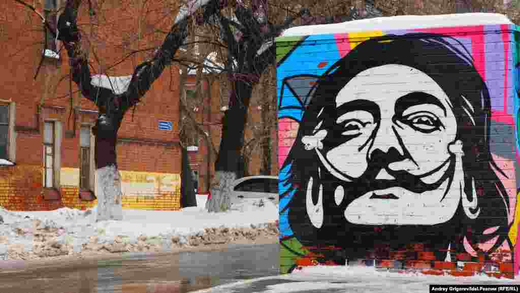 Так выглядит въезд на территорию бывшего Октябрьского городка. Слева один из уцелевших корпусов. 