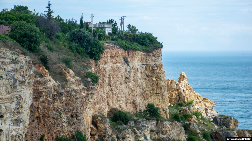 Берега Крыма таят опасность для туристов, там регулярно фиксируют неприятные происшествия. В этом году несчастные случаи происходили после мощных ливней, накрывших Крым в июне и июле. Оползни фиксируют на всем побережье от мыса Лермонтова до мыса Фиолент.  На фото: один из оползней в районе мыса Лермонтова, дачный дом стоит недалеко от обрыва, 16 июля