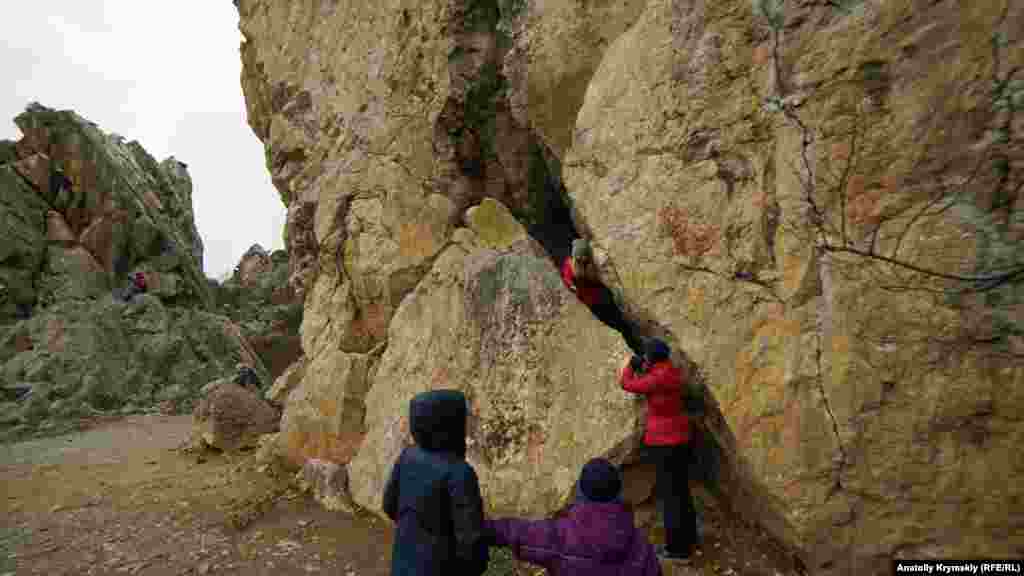 В расселине снимали эпизоды известных советских кинофильмов: «Дети капитана Гранта», «Белый взрыв», киносказки режиссера Александра Роу