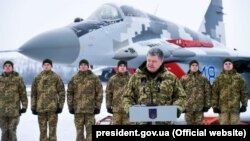 Верховний головнокомандувач ЗСУ, президент України Петро Порошенко під час передачі сучасного озброєння Збройним силам України. Васильків (Київська область), 1 грудня 2018 року