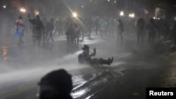 Спецпризначенці застосували водомет на акції протесту після того, як уряд призупинив процес вступу до ЄС до 2028 року, Тбілісі, Грузія, 29 листопада 2024 року