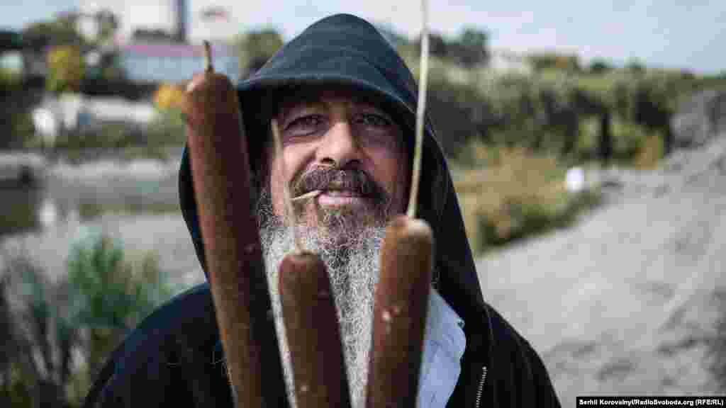 Мужчина срезал тростник, чтобы украсить свое временное жилище. Он долго смотрел на него, а потом сказал: «Как Бог мог создать такое красивое и совершенное растение?» Рассказал, что в эти дни хасиды заново учатся видеть красоту в обыденном, это является очень важным моментом праздника