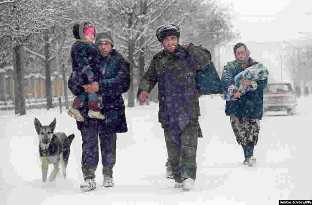 Чеченська родина залишає Грозний через безперервні бомбардування і ракетні обстріли. У місті не залишилося машин і громадського транспорту. 20 січня 1995 року