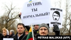 Акція протесту біля посольства Росії в Литві проти російської агресії щодо України. Вільнюс, 3 березня 2014 року