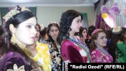 Традиційне національне жіноче вбрання в Таджикистані не відповідає суворим консервативним ісламським нормам