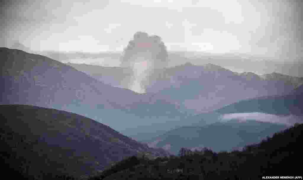 Дим підіймається від палаючих будівель у Шаумянівському/Кельбаджарському районі в Азербайджані, коли етнічні вірмени залишають територію