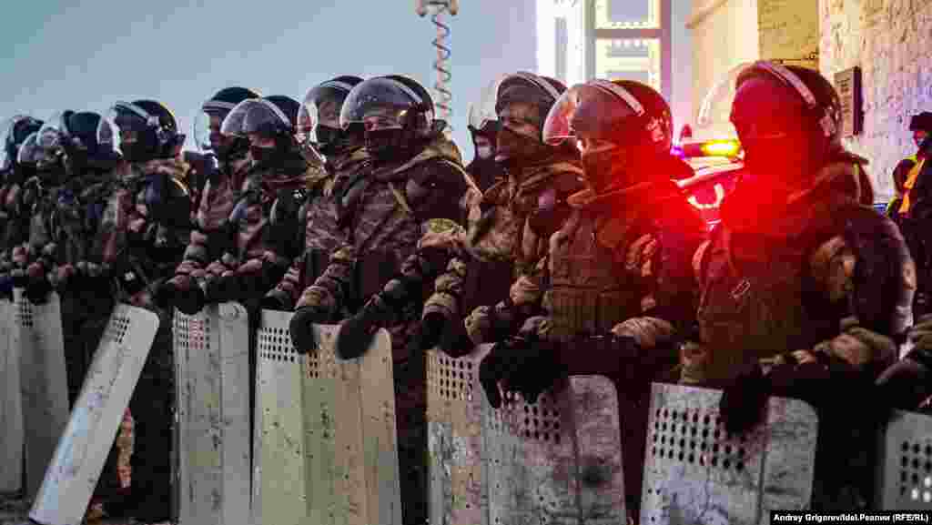 Сотрудники правоохранительных органов во время всероссийской акции против коррупции и преследования оппозиционного политика Алексея Навального, Казань, 23 января. 