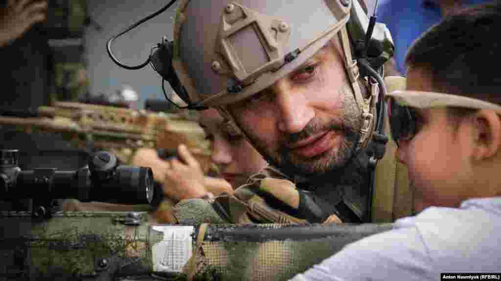 Традиционно для официальных праздников в Крыму, для детей были организованы «курсы обучения» стрельбе