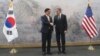 Держсекретар США Ентоні Блінкен (праворуч) зі спікером південнокорейського парламенту Ву Йо-шиком під час візиту глави американської дипломатії до Сеула. 6 січня 2025 року
