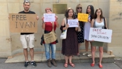 "Россия в огне!" В Праге протестовали против дела в отношении журналиста Голунова "Россия в огне!" В Праге протестовали против дела в отношении журналиста Голунова