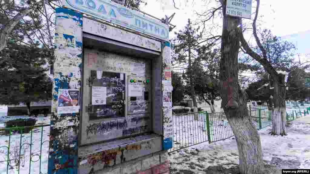 А вот ларек «Вода питна» рядом с рынком давно не работает