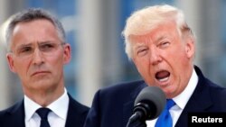 Президент США Дональд Трамп (праворуч) і генеральний секретар НАТО Єнс Столтенберґ. Брюссель, 25 травня 2017 року