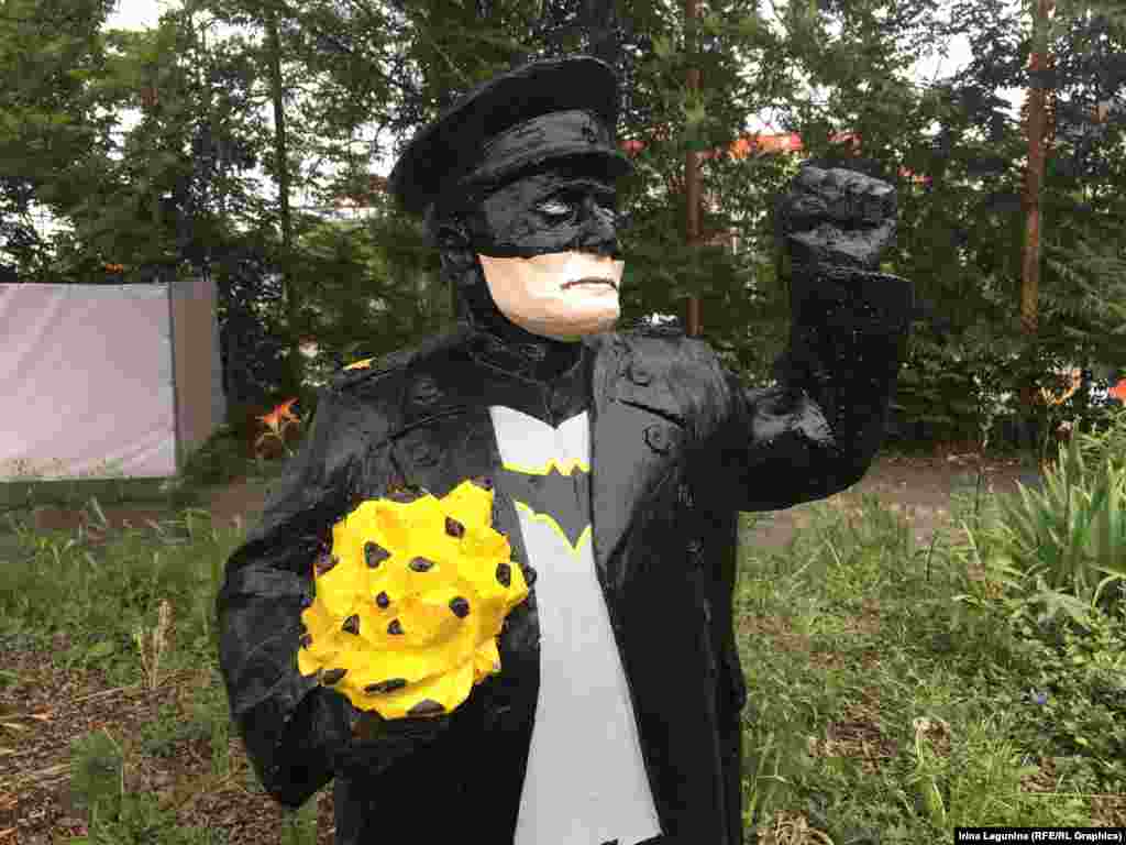 Фігурки «маленького Конєва» – такі, як ця, розмальована під Бетмена, – розмістили вздовж вулиці в Празі імені маршала Конєва, Конєвової