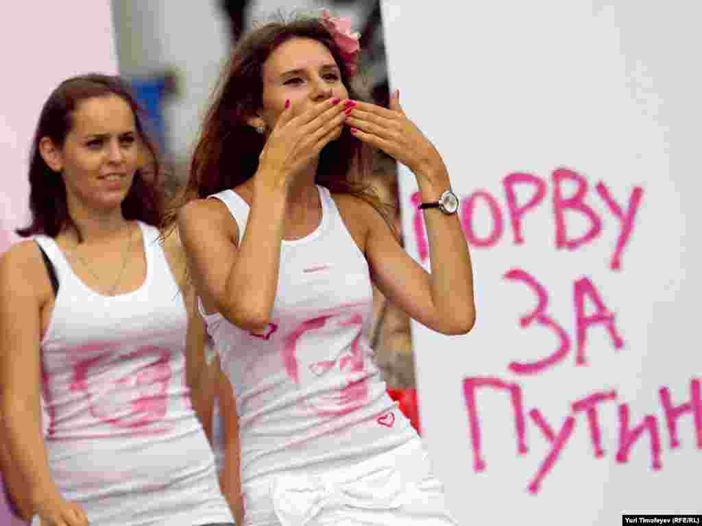 Надев разрисованные майки, девушки выстроились перед журналистами и начали скандировать "Путин! Путин!", ходить кругами и посылать воздушные поцелуи.