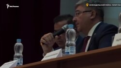 Как глава района с народом общается. И не слышит людей Как глава района с народом общается. И не слышит людей