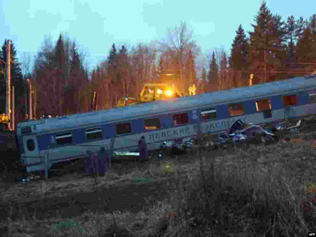Правоохранительные органы в первую очередь проверяют на причастность к подрыву поезда участников незаконных вооруженных формирований.