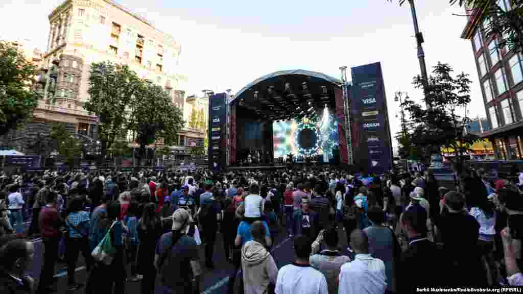 Крещатик. Eurovision Village, официальная фан-зона «Евровидения», является второй по величине и мощности звука после главной арены конкурса