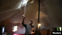 Жители Цхинвали, чьи дома были разрушены во время российско-грузинского конфликта в августе 2008-го, спустя два года всё ещё обитают в палатках...