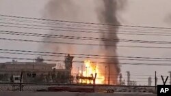 Snimak iranske televizije prikazuje požar na plinskom polju Južni Pars nakon izraelskog napada dronom.