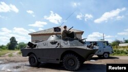 БТР сепаратистов у города Красный Лиман в Донбассе