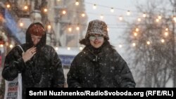«Шановні учасники дорожнього руху, будьте особливо уважними, адже на вулиці сніг, який супроводжують сильні пориви вітру. За прогнозами синоптиків, швидкість вітру сягатиме 15-20 м/с», – поліція Києва