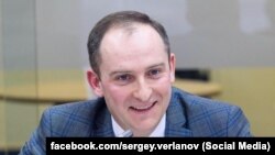 Зранку 7 травня Верланов провідомив про обшуки у своїй квартирі