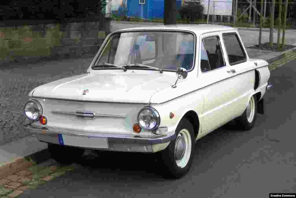 Десять лет спустя он материализовался на советских дорогах под названием ЗАЗ-968. Добавление боковых отверстий на советском подражателе прикрепило к нему намертво прозвище «большие уши».