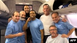 რიჩარდ გრენელი ვენესუელაში გათავისუფლებულ ამერიკელებთან ერთად თვითმფრინავში. 31 იანვარი, 2025 წელი