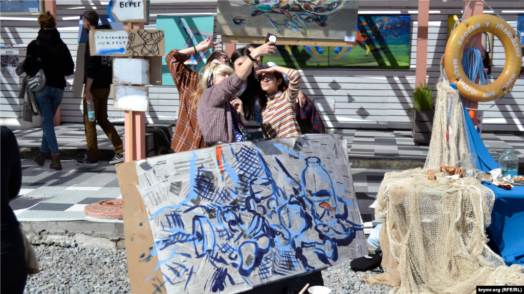 Не забыли и ялтинских художников, которые разместились на пляже, где проводили художественные мастер-классы и лекции для гостей фестиваля 