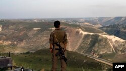 Ізраїльський солдат стоїть на оглядовому майданчику на Голанських висотах з видом на південь Сирії, березtym 2025 року